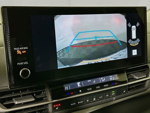 Used 2025 Toyota Sienna XLE image 17