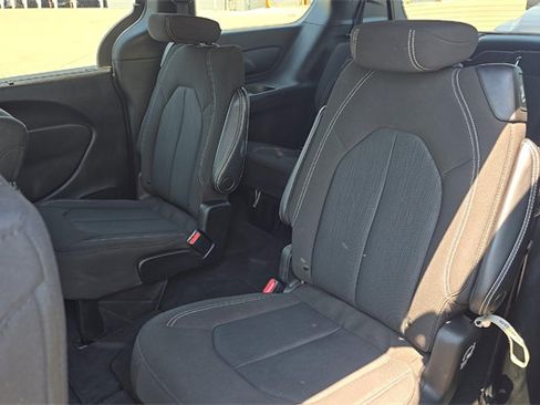 Used 2022 Chrysler Pacifica Touring AWD/4WD image 7