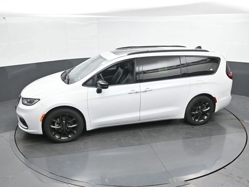 Used 2025 Chrysler Pacifica Limited FWD image 45