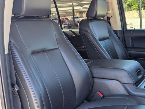 Used 2022 Ford Expedition XLT image 30