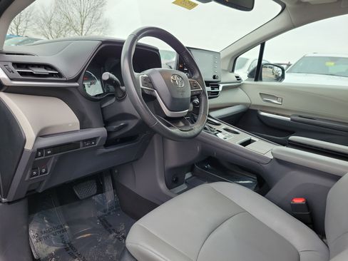 Used 2024 Toyota Sienna XLE image 19