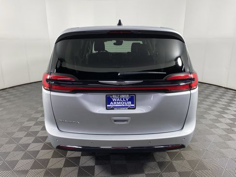 Used 2024 Chrysler Pacifica Touring-L image 8