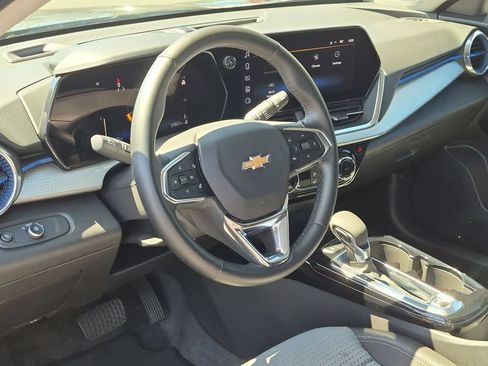 Used 2025 Chevrolet Trax LT w/ LT Convenience Package FWD image 15