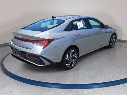 Used 2025 Hyundai Elantra Limited FWD image 6