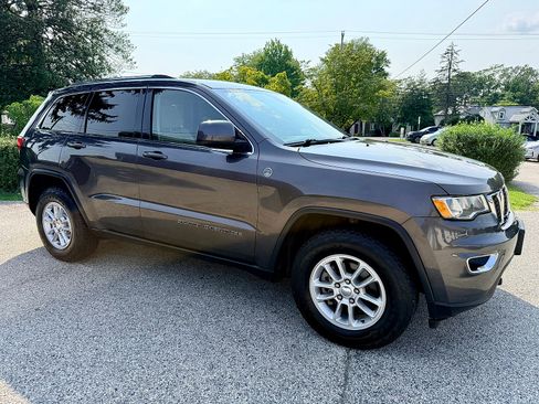 Used 2018 Jeep Grand Cherokee Laredo AWD/4WD image 2