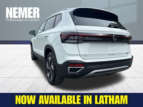 Used 2025 Volkswagen Taos SE w/ Panoramic Sunroof Package AWD/4WD image 2