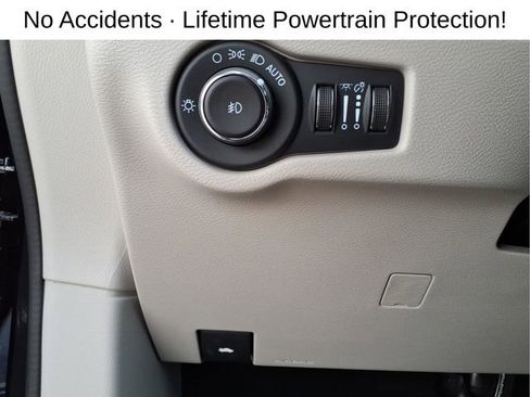 Used 2024 Chrysler Pacifica Touring-L FWD image 16