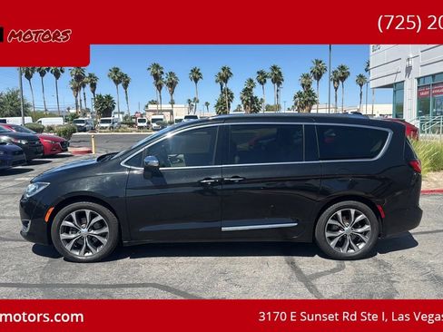 Used 2017 Chrysler Pacifica Limited FWD image 2