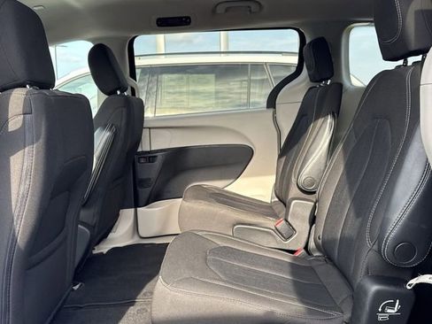 Used 2023 Chrysler Voyager LX image 9