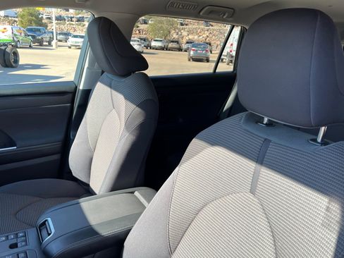 Used 2024 Toyota Highlander LE image 17