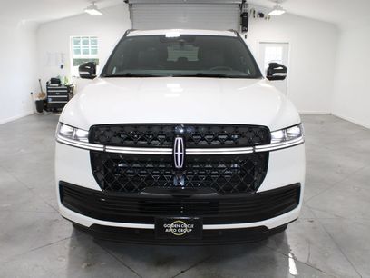 New 2027 Lincoln Navigator Reserve w/ Jet Appearance Package