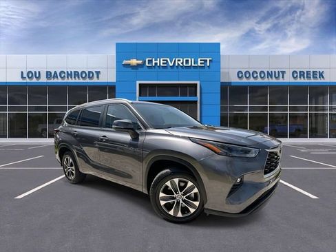 Used 2024 Toyota Highlander XLE FWD image 1