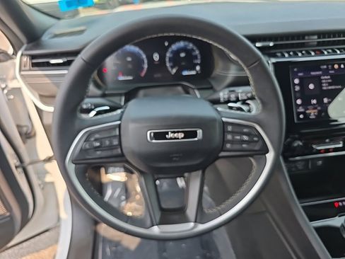 Certified 2025 Jeep Grand Cherokee Laredo X image 23