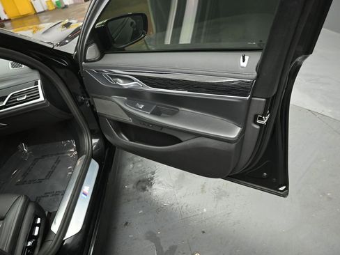 Used 2022 BMW 750i xDrive w/ M Sport Package image 29