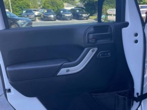 Used 2017 Jeep Wrangler Unlimited Sahara w/ Connectivity Group AWD/4WD image 10