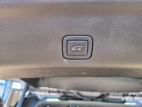 Used 2023 Chevrolet Suburban Premier image 13