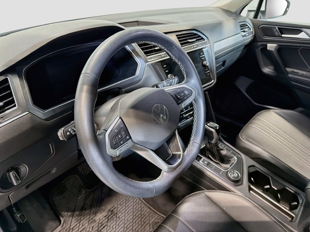 Used 2022 Volkswagen Tiguan SE AWD/4WD image 11