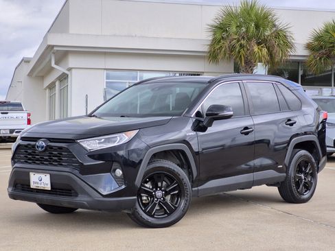 Used 2019 Toyota RAV4 XLE image 1