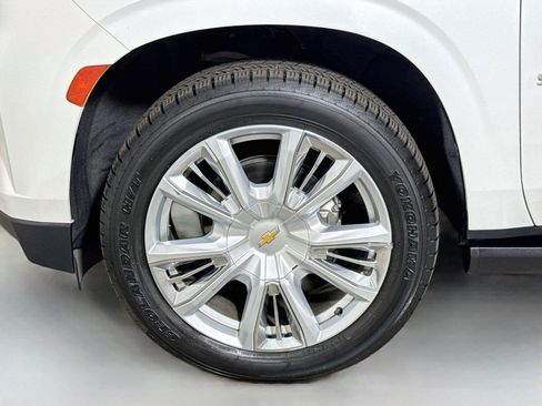 Used 2022 Chevrolet Suburban High Country w/ Premium Package 2 AWD/4WD image 32