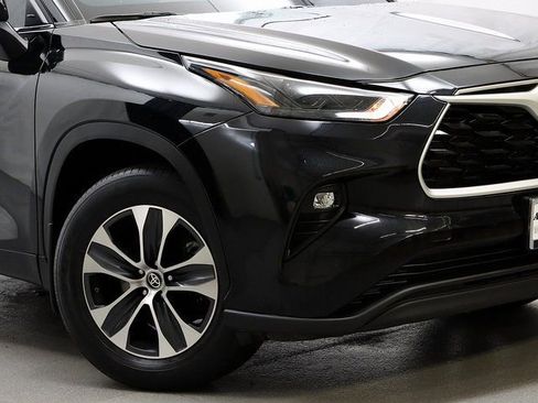 Used 2023 Toyota Highlander XLE image 3
