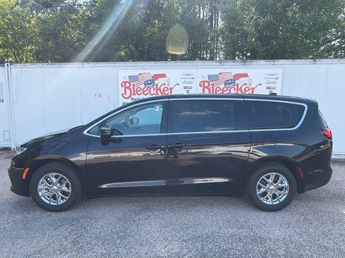 Used 2024 Chrysler Pacifica Touring-L FWD image 8