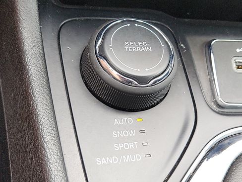 Certified 2019 Jeep Cherokee Limited AWD/4WD image 24