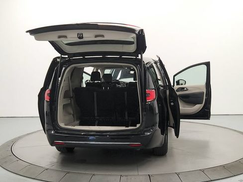 Used 2024 Chrysler Pacifica Touring-L FWD image 15