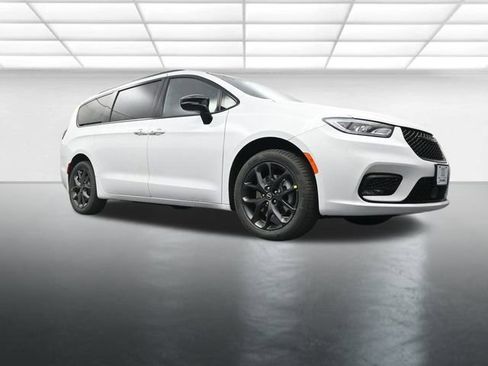 New 2026 Chrysler Pacifica Select w/ S Appearance Package image 18