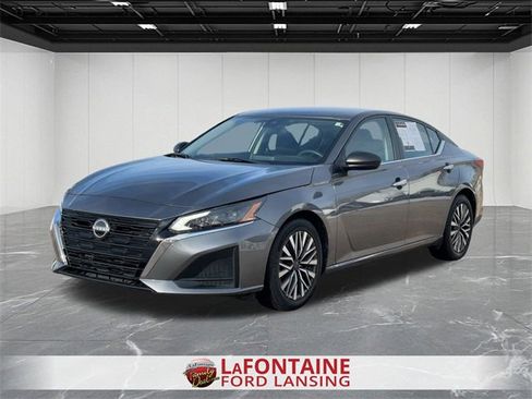 Used 2024 Nissan Altima 2.5 SV image 1