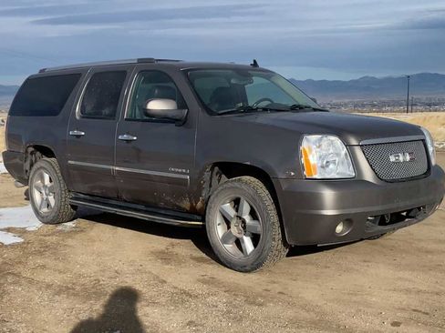 Used 2011 GMC Yukon XL Denali image 2