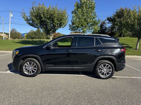 Used 2023 GMC Terrain SLT image 3
