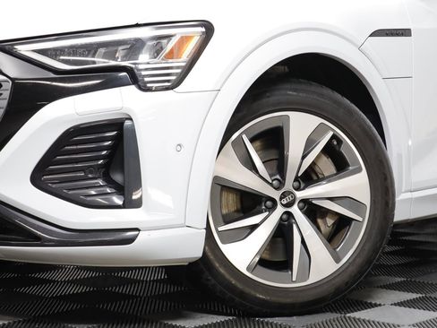 Used 2024 Audi Q8 e-tron Premium Plus w/ Premium Plus Package image 3