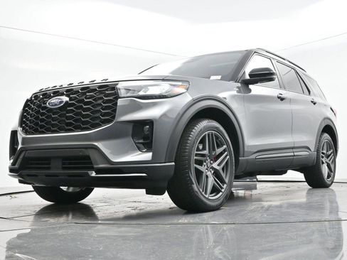 Used 2025 Ford Explorer ST-Line w/ Premium Package image 48