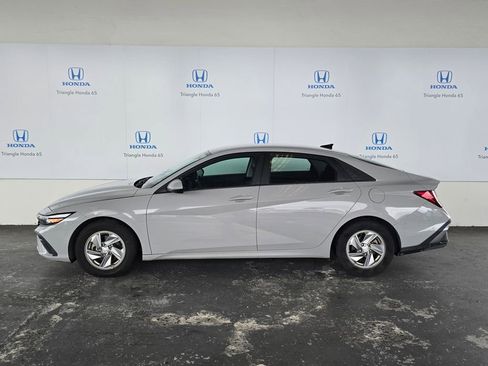 Used 2024 Hyundai Elantra SE image 3