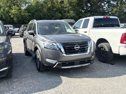 Used 2025 Nissan Pathfinder SL AWD/4WD image 3