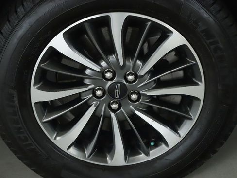 Used 2022 Lincoln Nautilus Reserve image 10