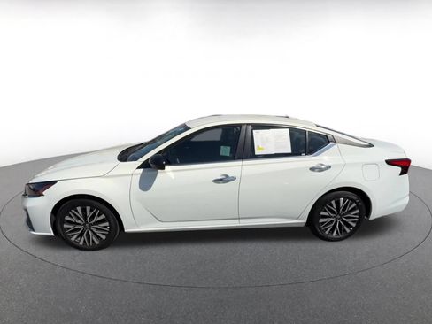Used 2025 Nissan Altima 2.5 SV FWD image 9