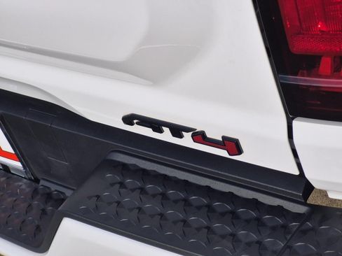 Certified 2025 GMC Canyon AT4 w/ Nightfall Edition AWD/4WD image 9