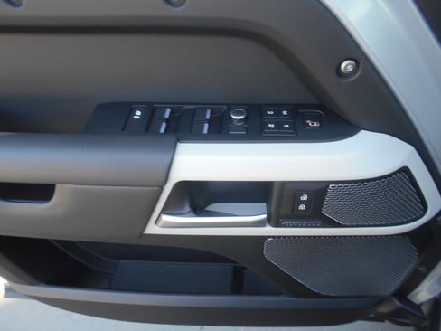 Used 2020 Land Rover Defender 110 HSE image 13