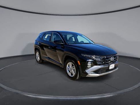 Used 2025 Hyundai Tucson SE FWD image 2