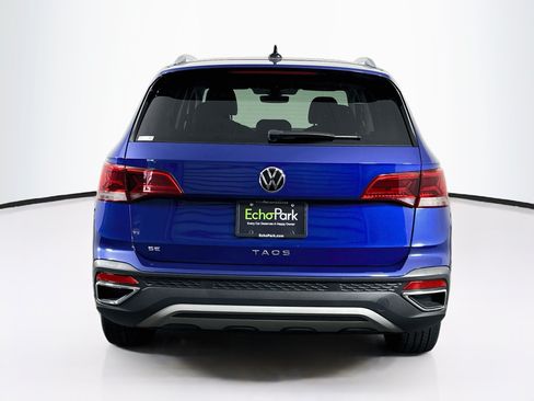 Used 2024 Volkswagen Taos SE w/ Panoramic Sunroof Package FWD image 7