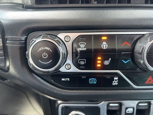 Used 2025 Jeep Wrangler Unlimited Sahara AWD/4WD image 69