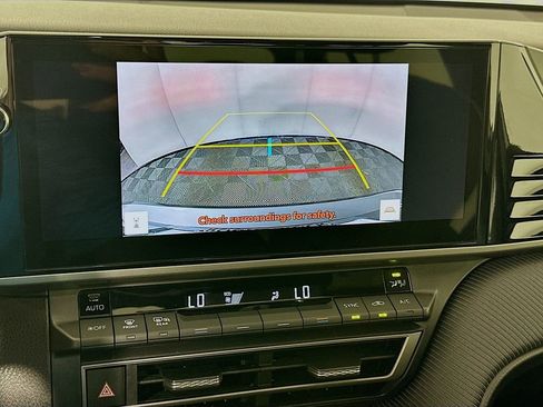 Used 2025 Toyota Camry SE image 14