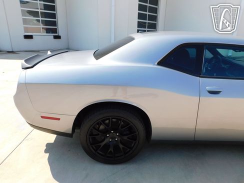 Used 2015 Dodge Challenger SXT w/ Driver Convenience Group RWD image 29