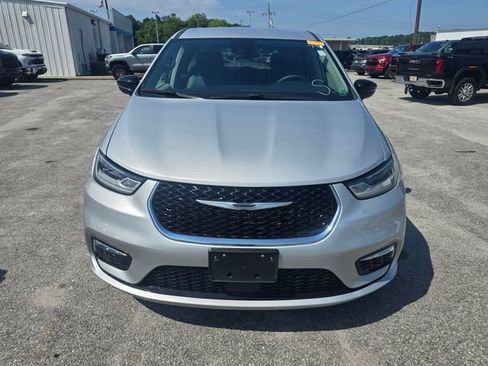 Used 2024 Chrysler Pacifica Touring-L FWD image 12
