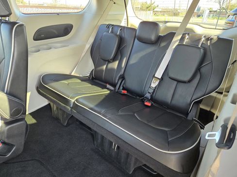 Used 2024 Chrysler Pacifica Limited image 12