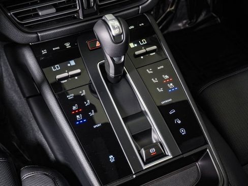 Certified 2026 Porsche Macan AWD/4WD image 24