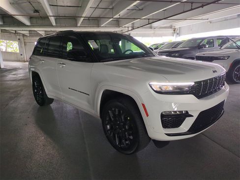 New 2025 Jeep Grand Cherokee Summit image 2