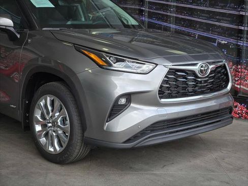 Certified 2026 Toyota Highlander Limited AWD/4WD image 2