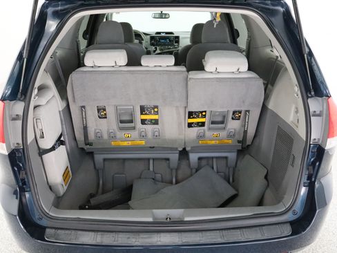 Used 2011 Toyota Sienna LE image 30